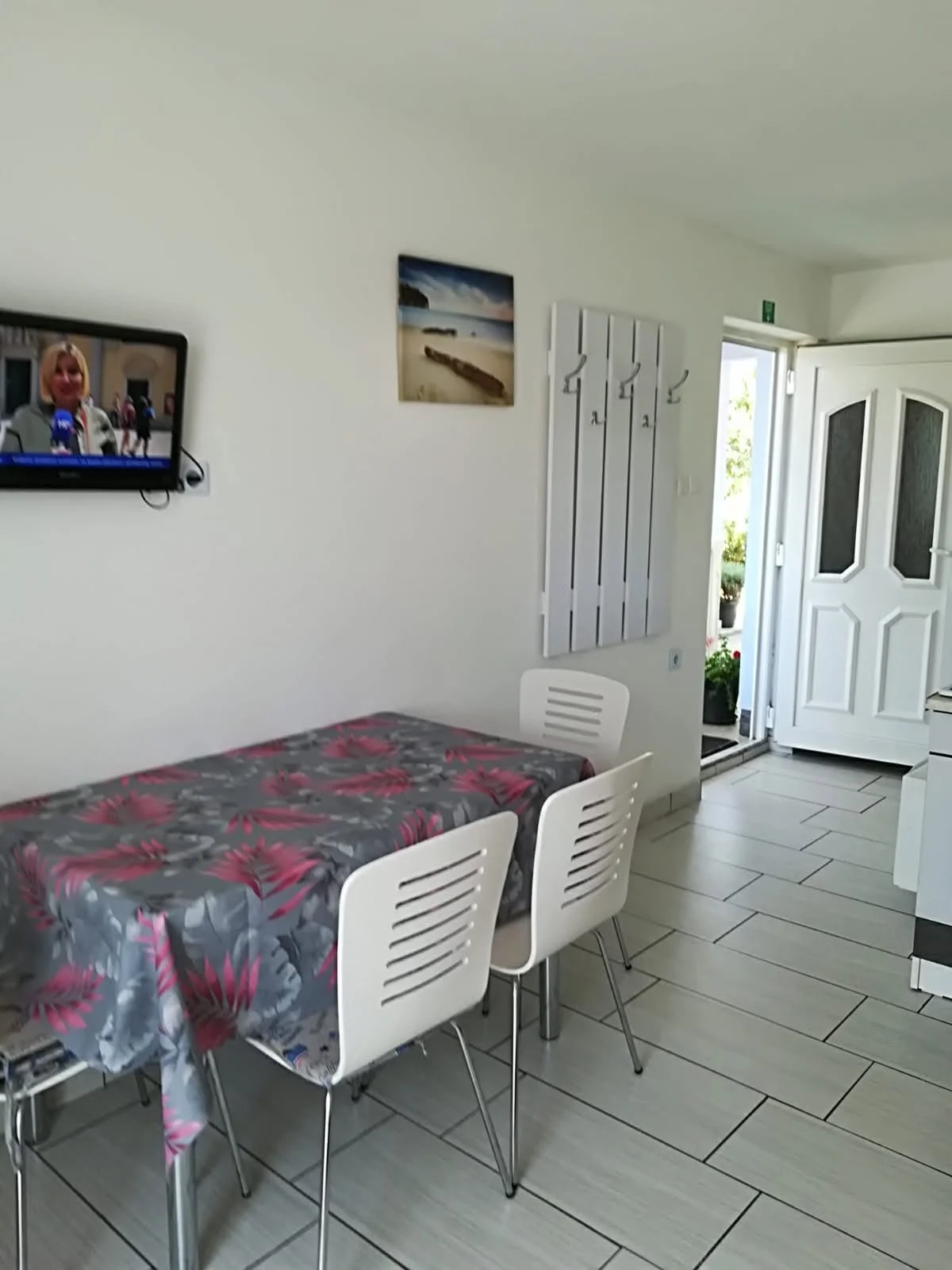 Apartmani Maričić — blagovaonica s TV-om
