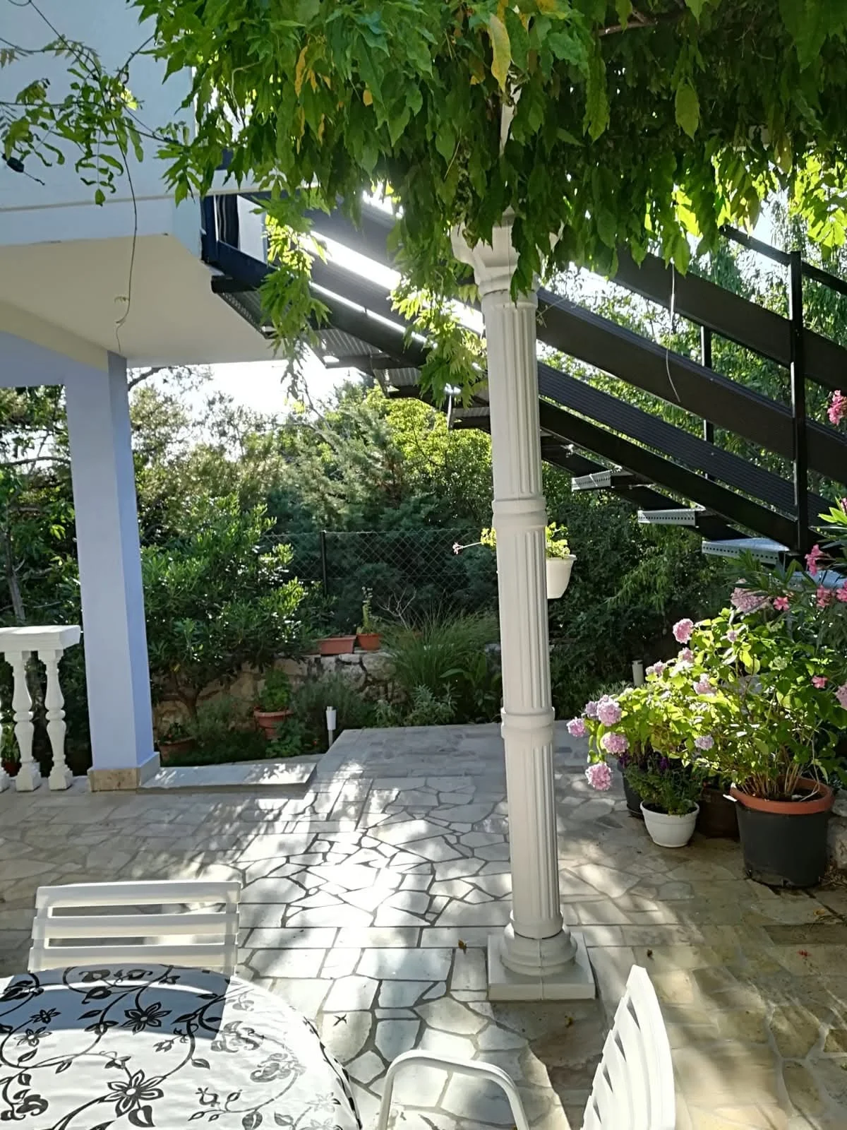 Apartmani Maričić — terasa s hortenzijama