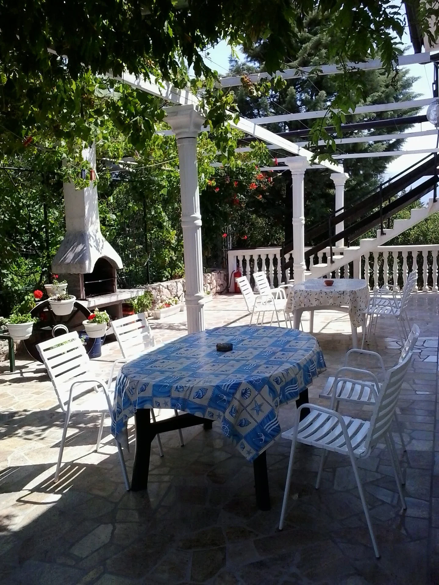 Apartmani Maričić — terasa pod pergolom
