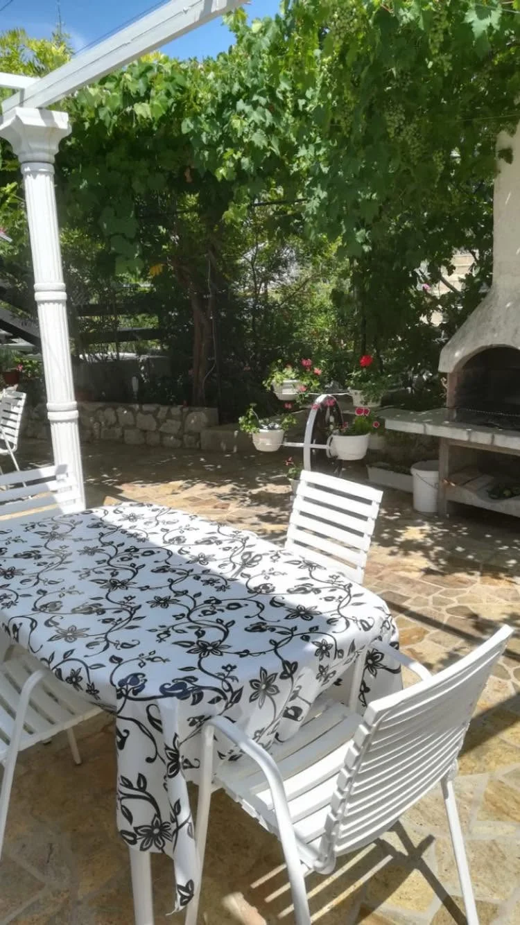 Apartmani Maričić — terasa s roštiljem