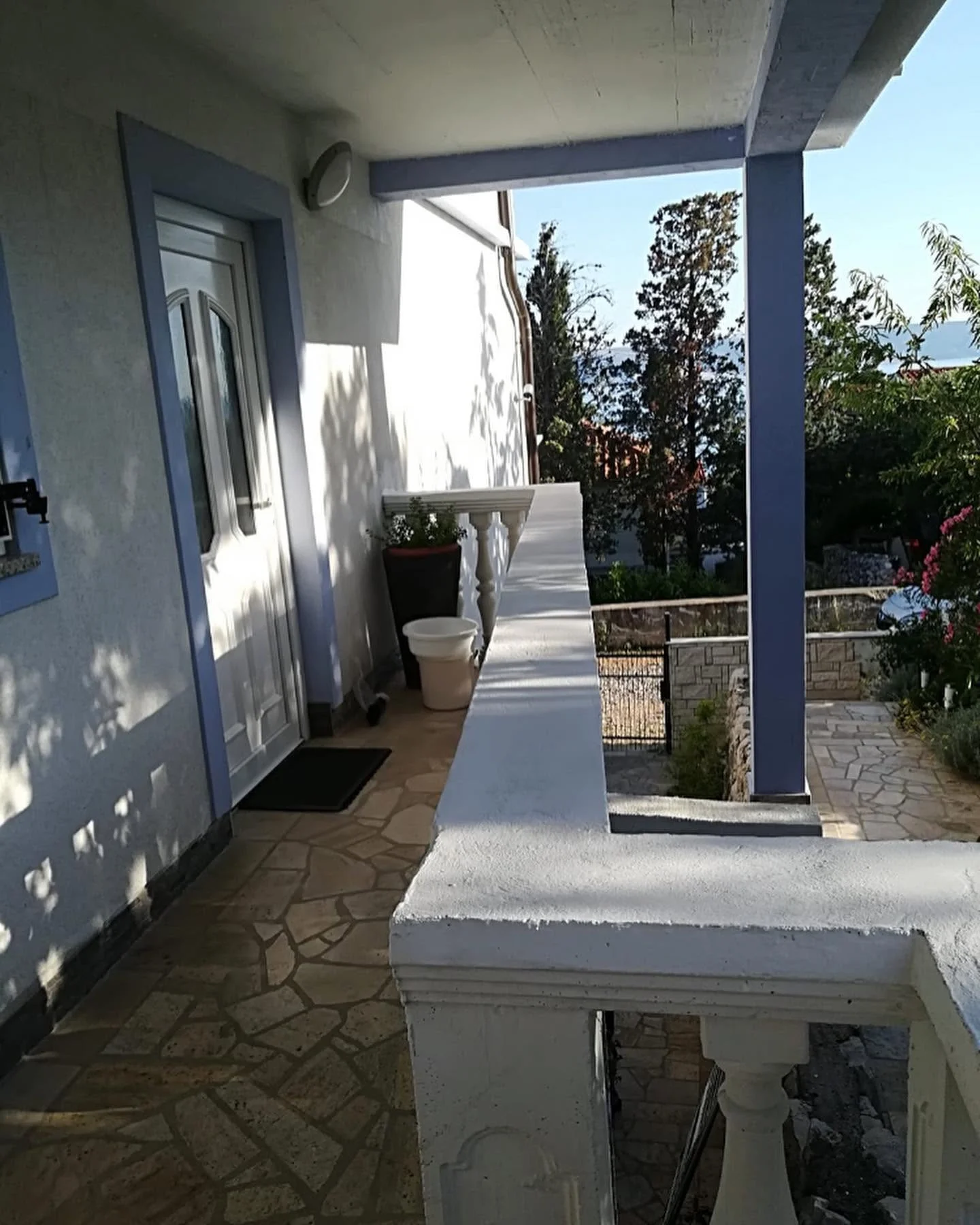 Apartmani Maričić — natkrivena terasa ispred ulaza